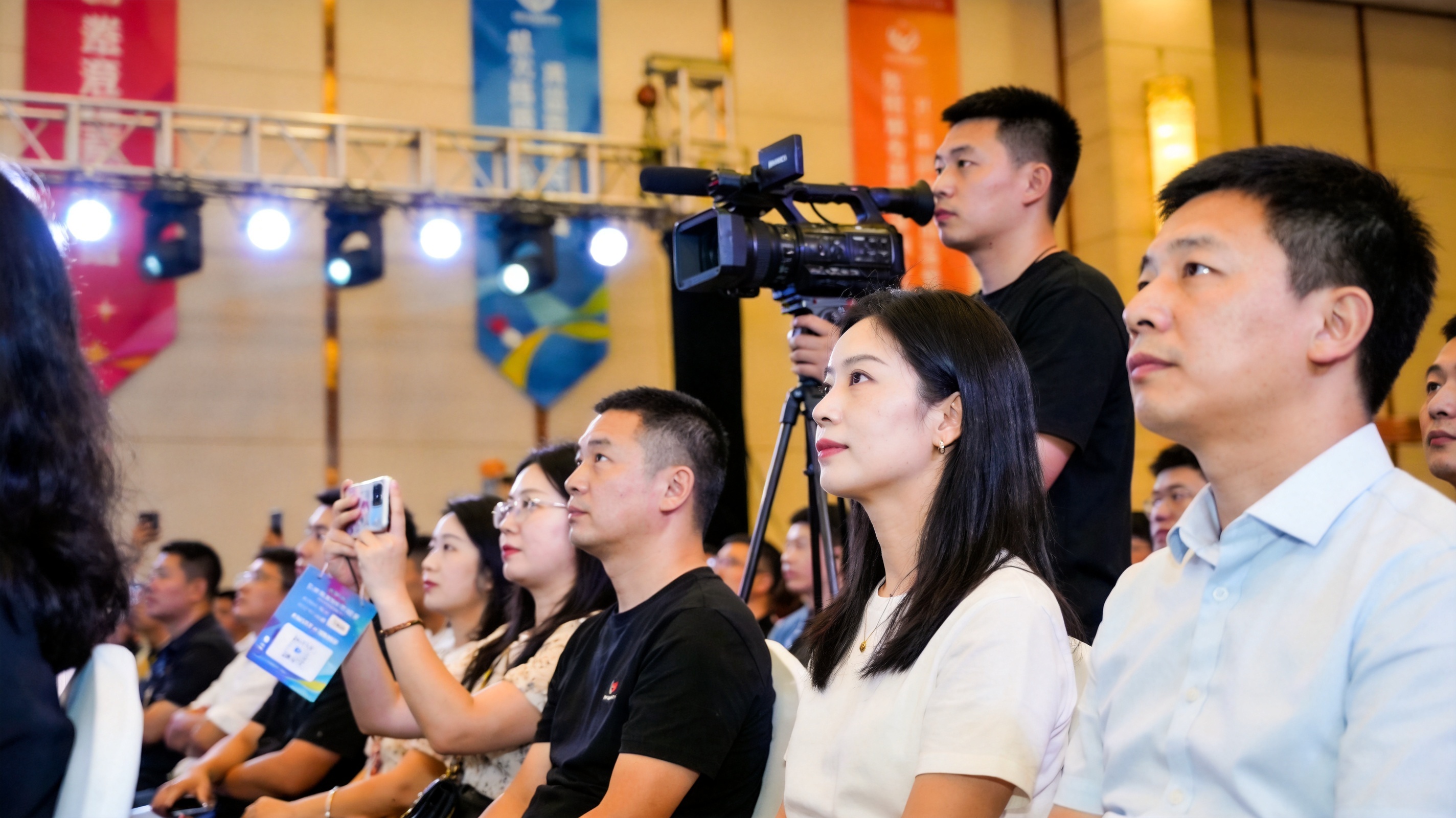 xingkong.com高清直播画面展示比分弹窗、控球率图表与实时赛况